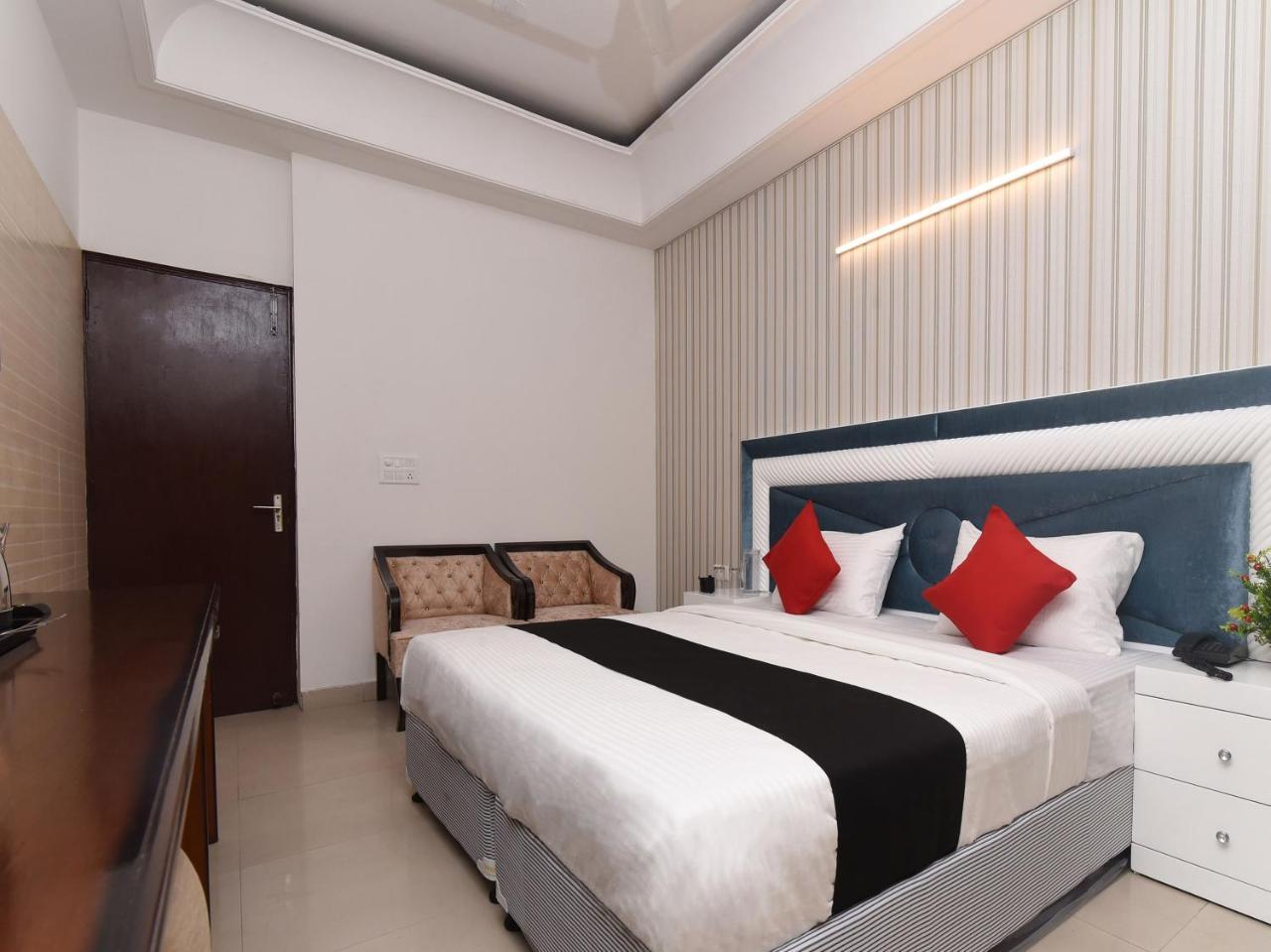 Capital O 16676 Near Noida City Center Exterior foto