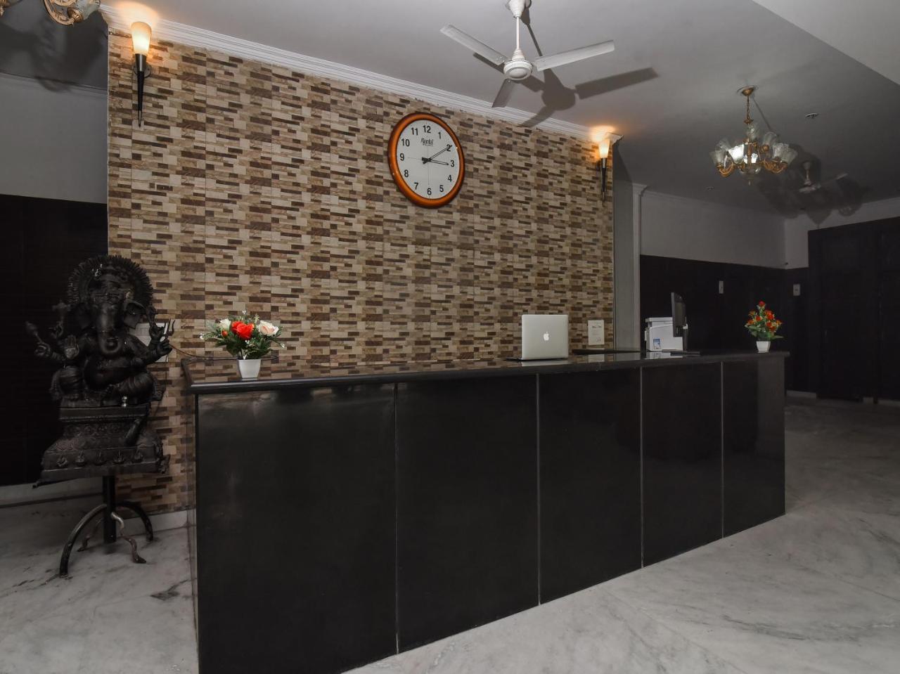 Capital O 16676 Near Noida City Center Exterior foto