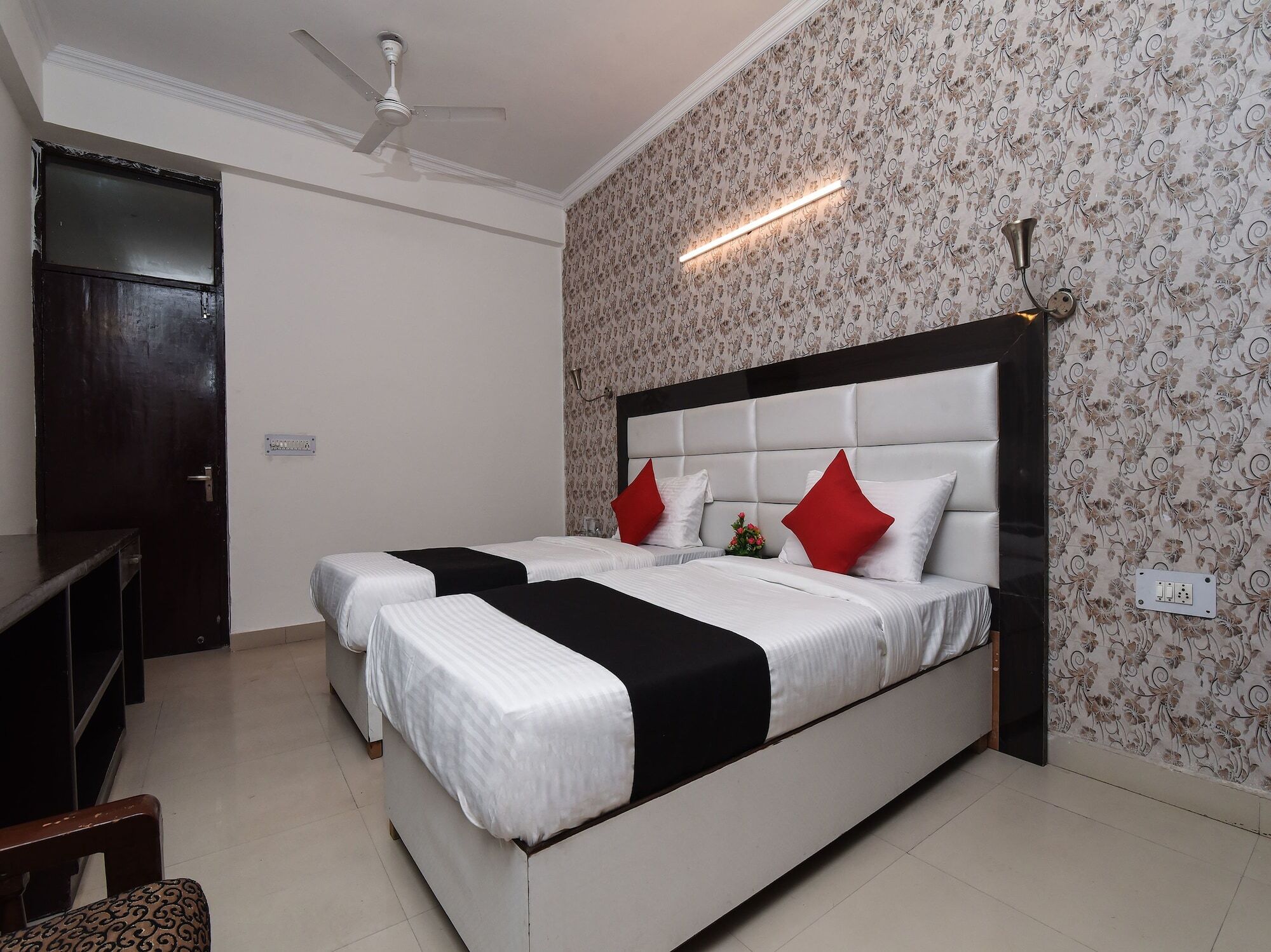 Capital O 16676 Near Noida City Center Exterior foto